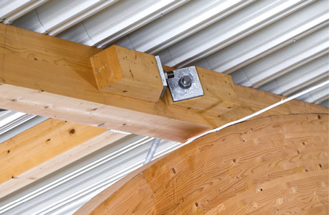 Infästningsdetalj för vindkryss i tak till en limträstomme.