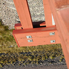 Träbro. Plåtbeklädnad översida och ändträ på balkar.