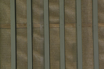 Exempel på skärm med ljudabsorbent av mineralullsisolering innanför polyesternät och träribbor.