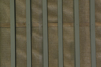 Exempel på skärm med ljudabsorbent av mineralullsisolering innanför polyesternät och träribbor.