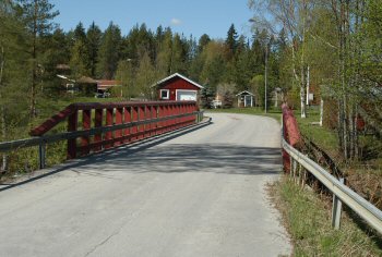 Vägbro med asfaltbeläggning. Foto: Per-Anders Fjellström