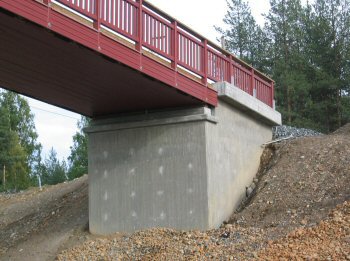 Landfäste av betong. Foto: Martinsons Träbroar AB