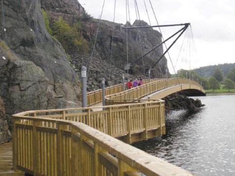 Gångbro av impregnerat trä och impregnerat limträ vid Hästepallarna, Uddevalla.