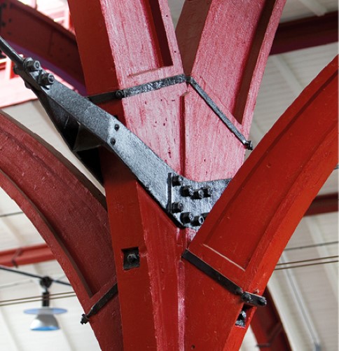 Detalj av knutpunkt vid Malmö Centralstation. Möte mellan bågar av limträ och dragband av stål