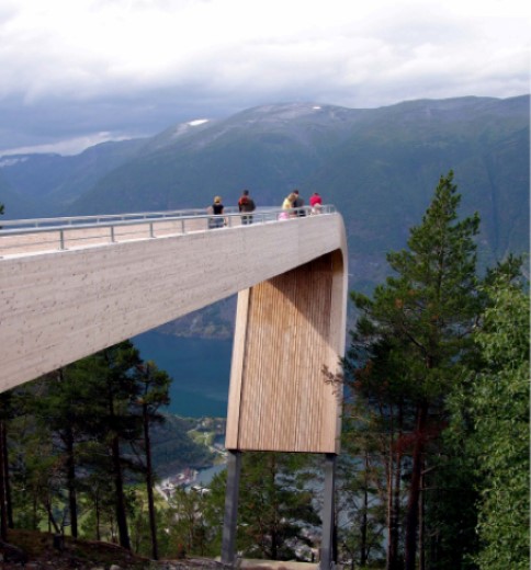 >Utsiktsbro av limträ i Stegastein, vid Aurlandsvegen, Norge
