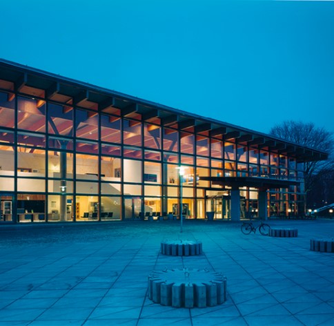 Stifts- och landsbiblioteket i Linköping. Takbalkar av limträ på pelare av betong.