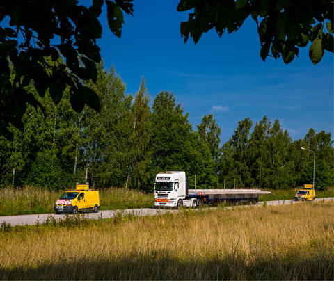 Transport av långa limträelement med trailerbil. I detta fall krävdes följebilar.