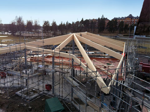 Montage av limträtakstomme till Infanterimuseum, Karlstad.