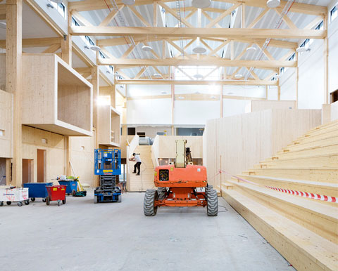 Saxlift och bomlift vid montage av limträ- och KL-trästomme till skolbyggnad, Skellefteå.