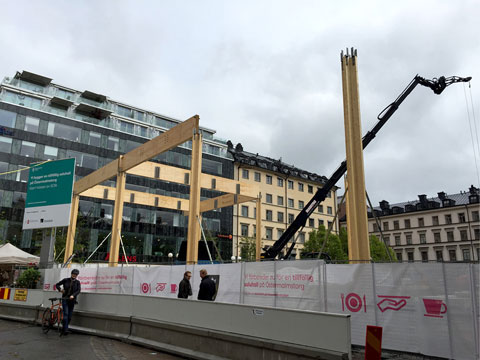 Montage av trästomme i trång storstadsmiljö. Tillfällig saluhall, Stockholm.