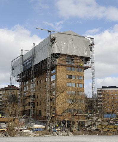 Temporärt klättrande tält som väderskydd vid uppförande av flervåningshus med trästomme, Sundbyberg.